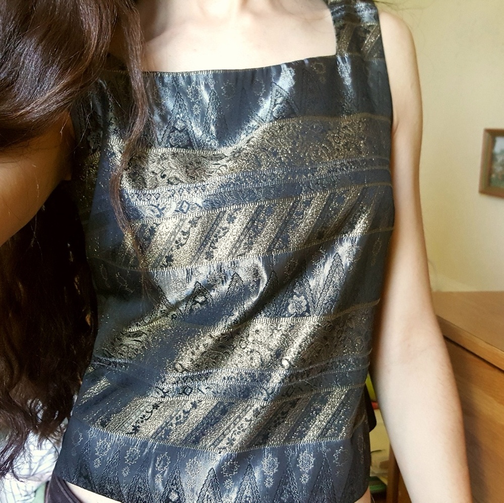 Shimmering patterned top